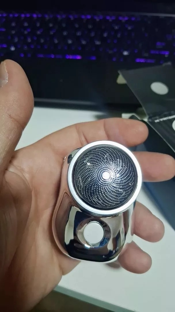 Afeitadora portátil en la mano